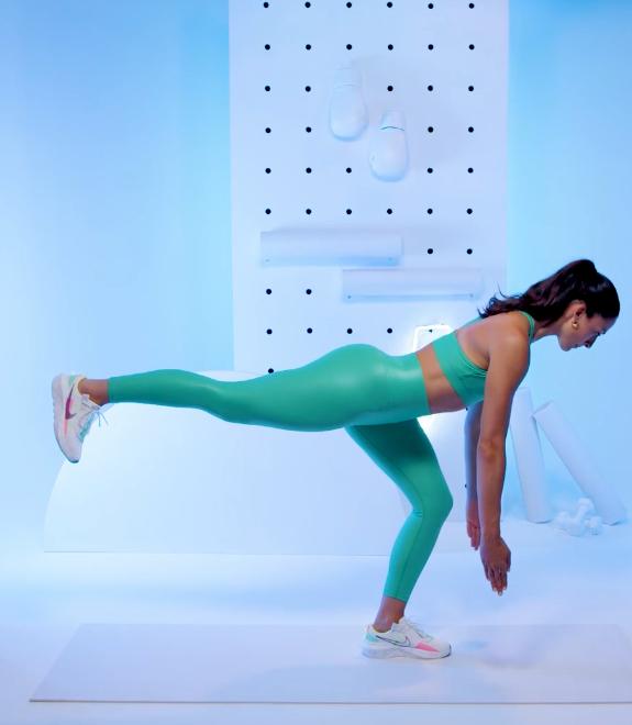 Een vrouw voert de single deadlift uit